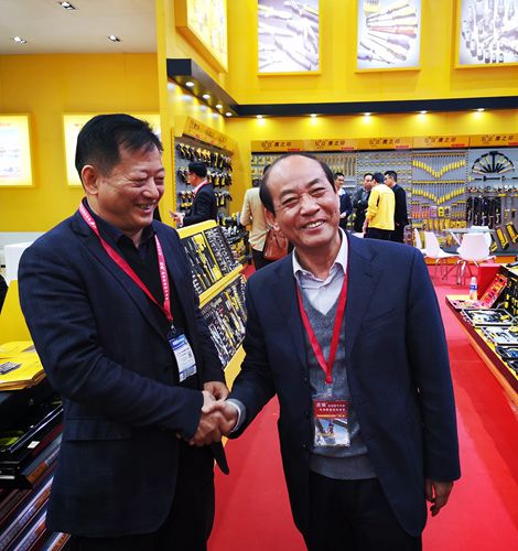 朱仁和理事长莅临第三十三届中国国际五金博览会现场(图5)