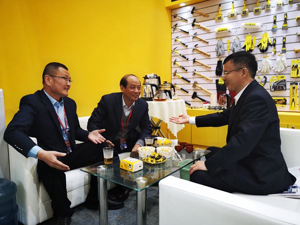 朱仁和理事长莅临第三十三届中国国际五金博览会现场(图10)