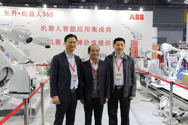 朱仁和理事长莅临第三十三届中国国际五金博览会现场(图1)